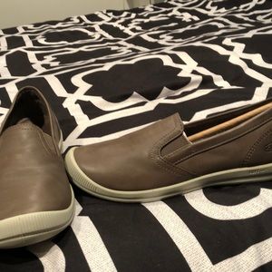 Tan slip on leather sneakers keen nwot